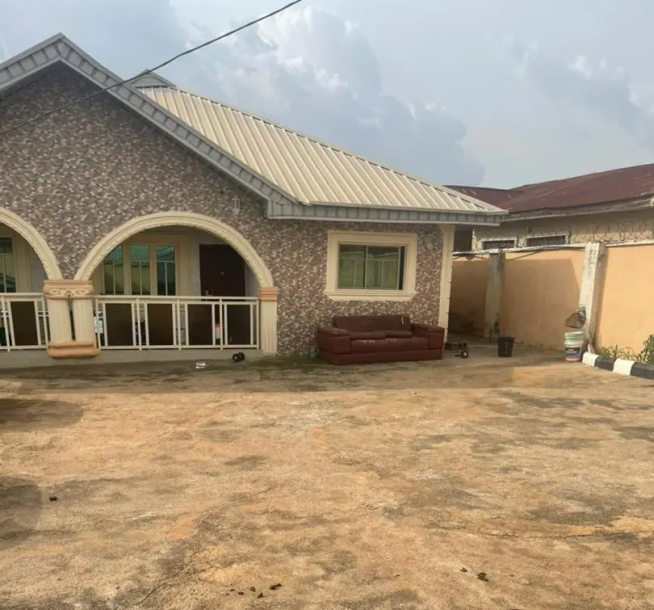 4bdrm Bungalow in Oda Road, Akure for Sale-3