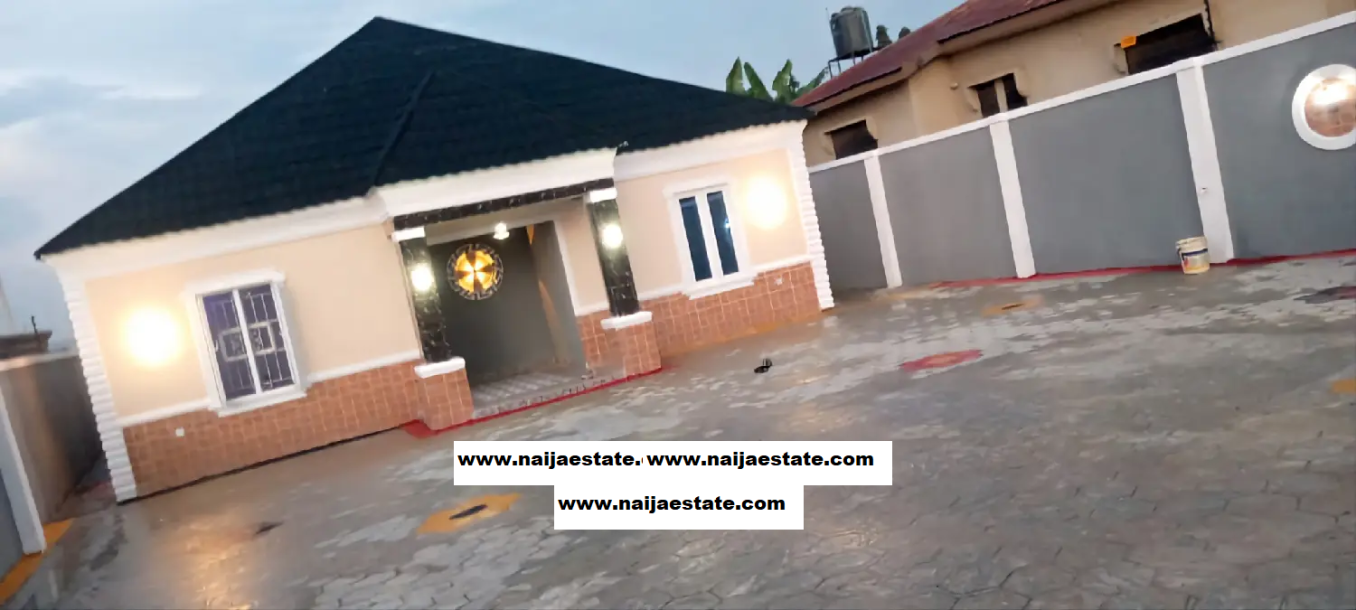 3bdrm Bungalow in Olofa Estate, Ibadan for Sale-1