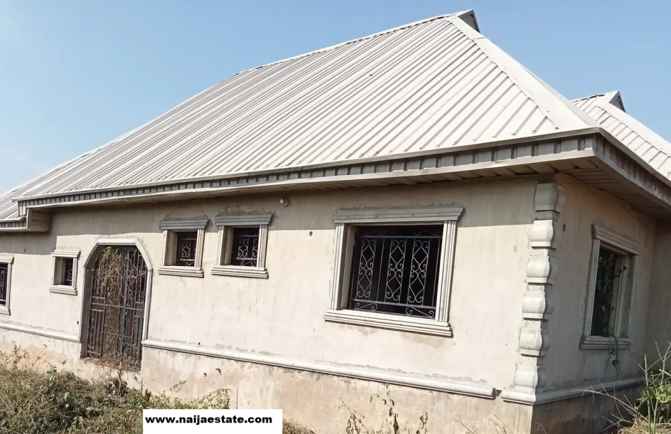 4bdrm House in Ile Tuntun, Alafara, Ologuneru for Sale-1