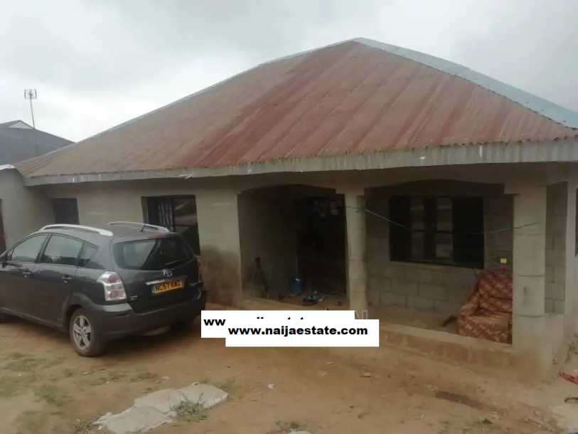 4bdrm Bungalow in New Ife Road Iyana, Alakia for Sale-3