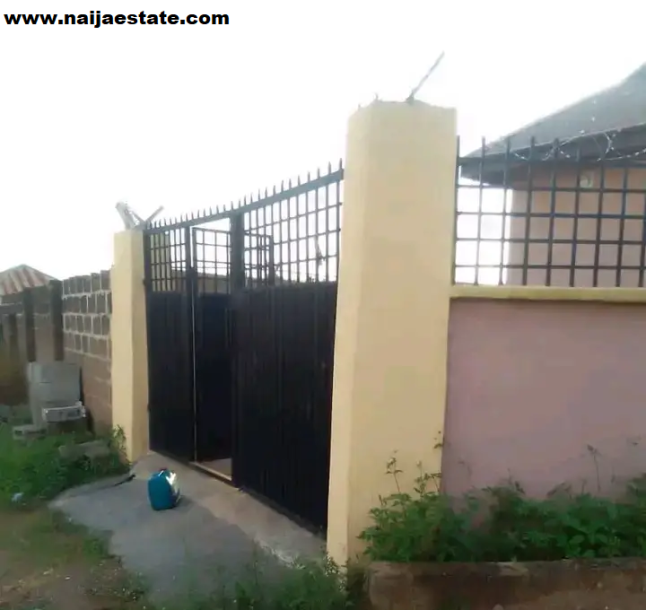 3bdrm Bungalow in Akatapa Ologuneru, Ibadan for Sale-2