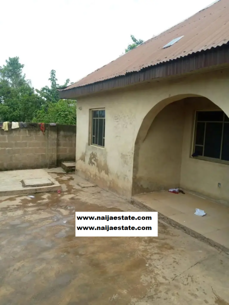 3 bedroom Bungalow in balogun area, eromu Ibadan for Sale-1