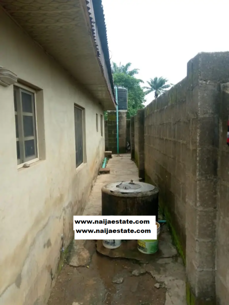 3 bedroom Bungalow in balogun area, eromu Ibadan for Sale-2