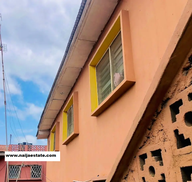 8bdrm House in Apata for Sale-3
