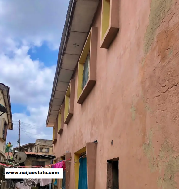 8bdrm House in Apata for Sale-1