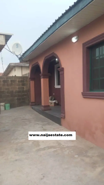 3bdrm Bungalow in Oluyole Estate, Ibadan for Sale-4