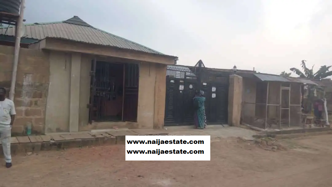 3bdrm Bungalow in Oluyole Estate, Ibadan for Sale-1
