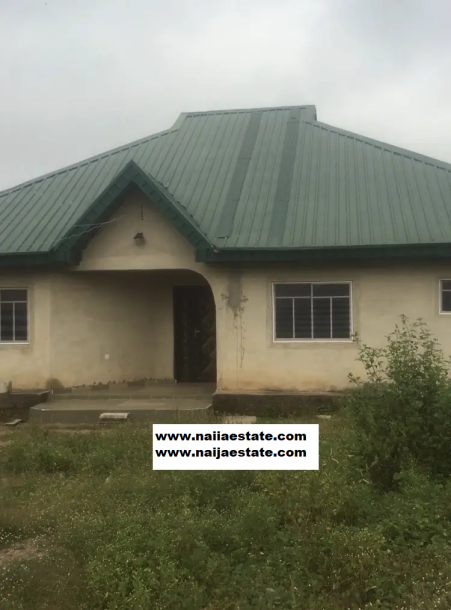 4bdrm Bungalow in Adelumo Street, Ibadan for Sale-3
