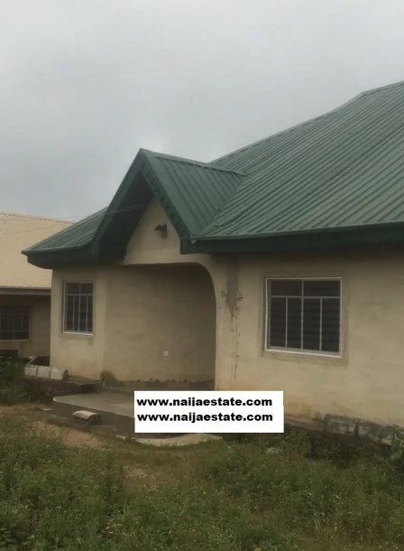 4bdrm Bungalow in Adelumo Street, Ibadan for Sale-1