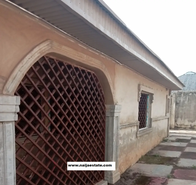 5bdrm Bungalow in Oyekola Housing, Oyo for Sale-3