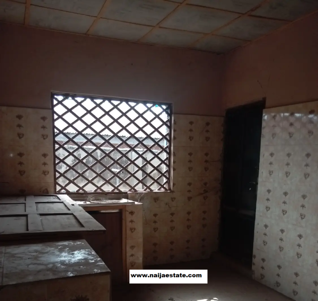 5bdrm Bungalow in Oyekola Housing, Oyo for Sale-1