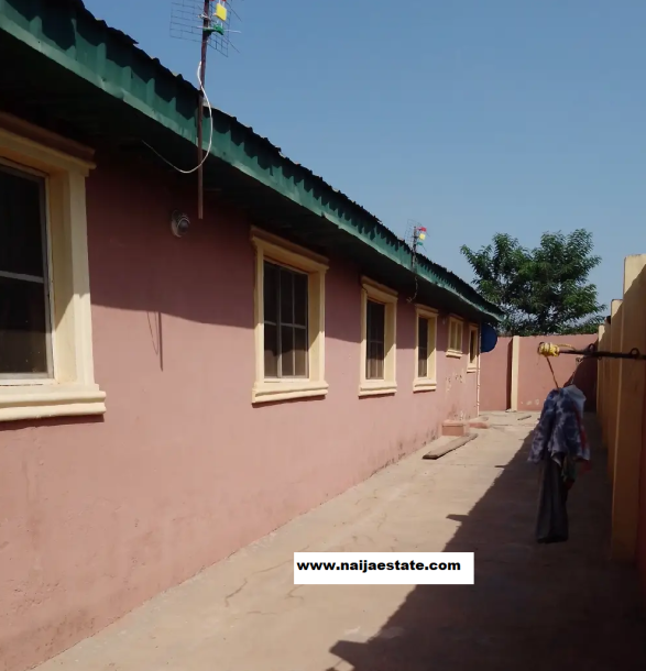 8bdrm Bungalow in Olorisa-Oko, Akinyele for Sale-3