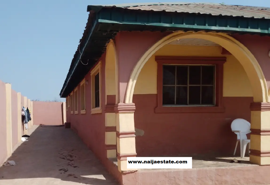 8bdrm Bungalow in Olorisa-Oko, Akinyele for Sale-2