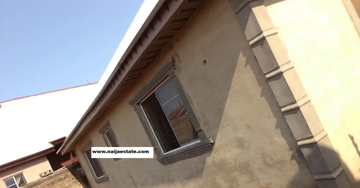 Furnished 4bdrm Bungalow in Oluwo for Sale-1