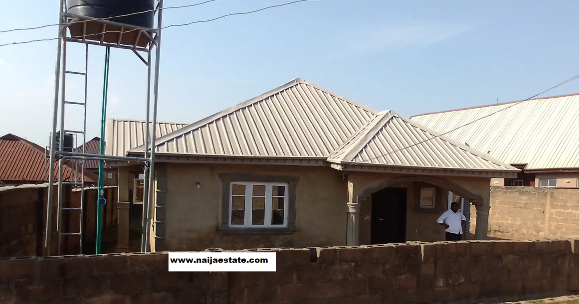 Furnished 4bdrm Bungalow in Oluwo for Sale-3