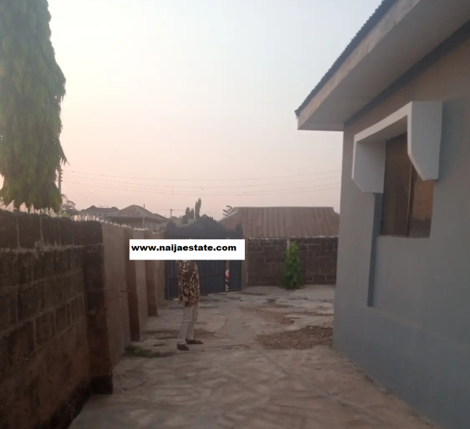 Furnished 4bdrm House in apete Ibadan for Sale-1
