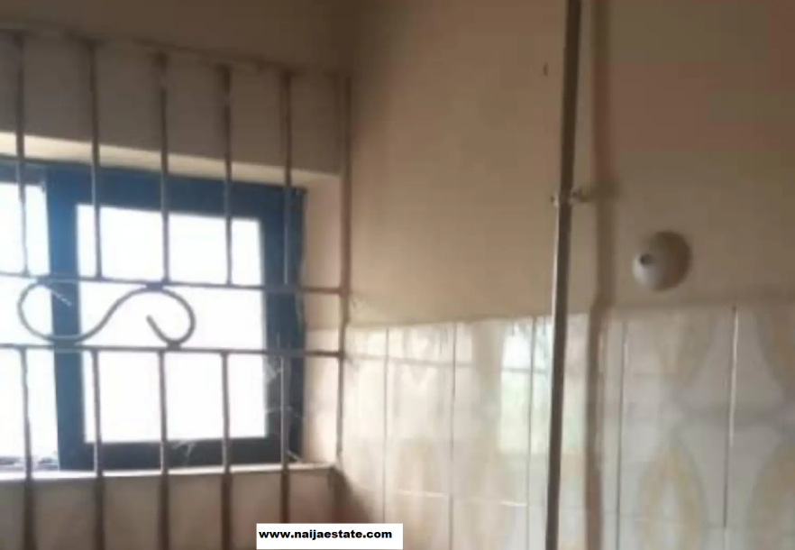 4bdrm Bungalow in Ologuneru for Sale-3