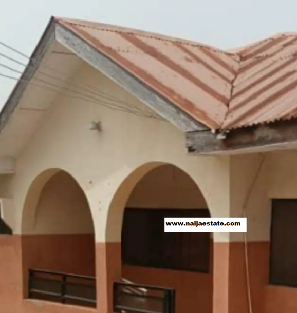 4bdrm Bungalow in Ologuneru for Sale-2