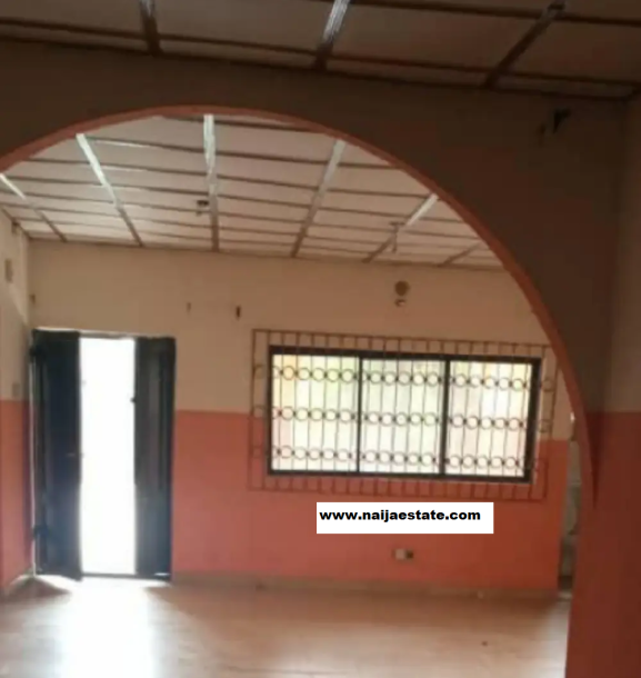 4bdrm Bungalow in Ologuneru for Sale-1